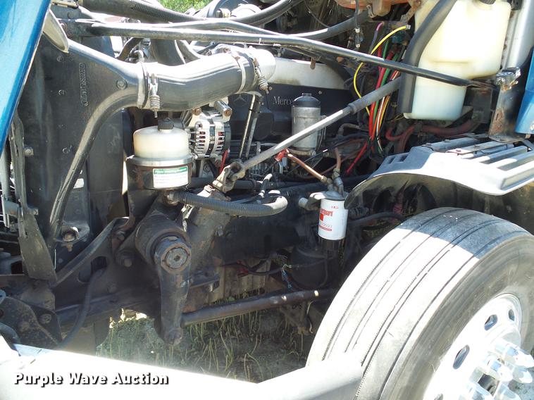 image for item DD8646 2005 Freightliner Columbia 120 semi truck