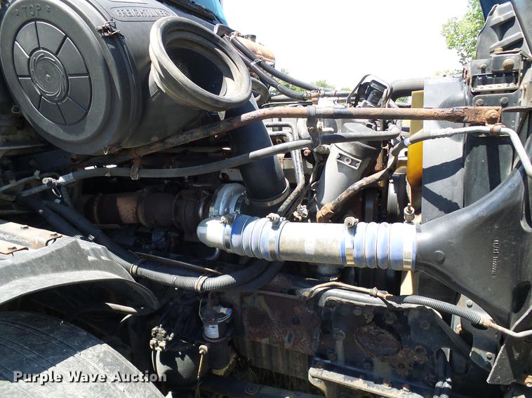 image for item DD8646 2005 Freightliner Columbia 120 semi truck