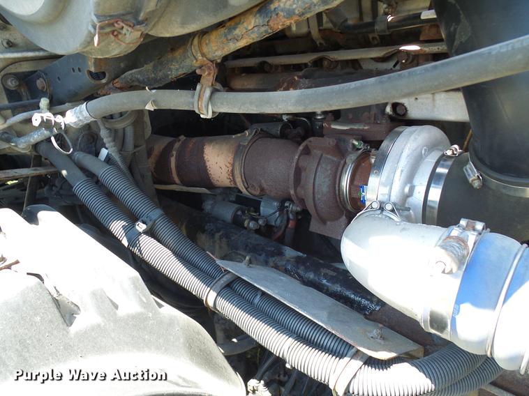 image for item DD8646 2005 Freightliner Columbia 120 semi truck