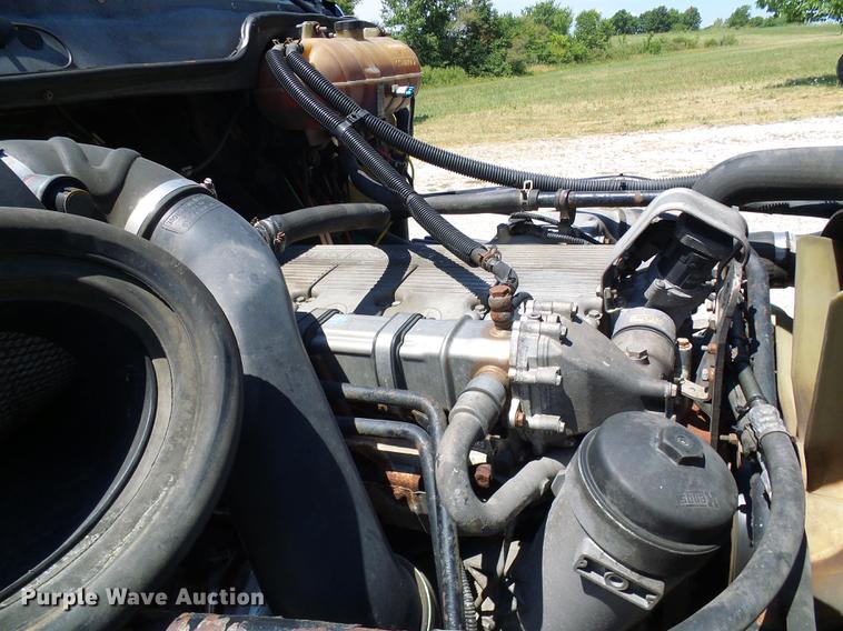 image for item DD8646 2005 Freightliner Columbia 120 semi truck