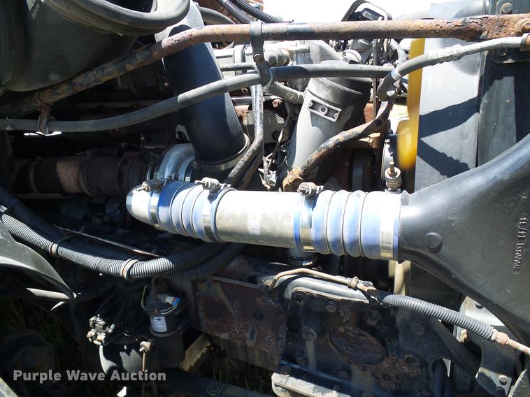 image for item DD8646 2005 Freightliner Columbia 120 semi truck