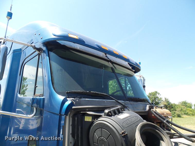 image for item DD8646 2005 Freightliner Columbia 120 semi truck