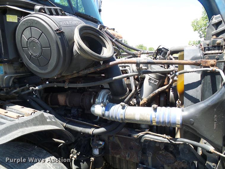 image for item DD8646 2005 Freightliner Columbia 120 semi truck