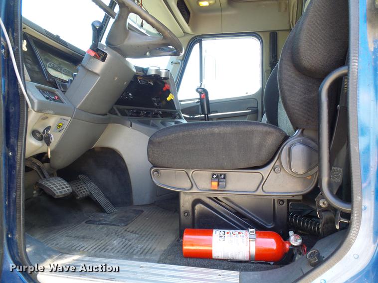 image for item DD8646 2005 Freightliner Columbia 120 semi truck