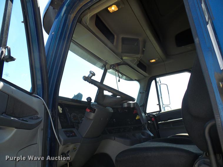 image for item DD8646 2005 Freightliner Columbia 120 semi truck