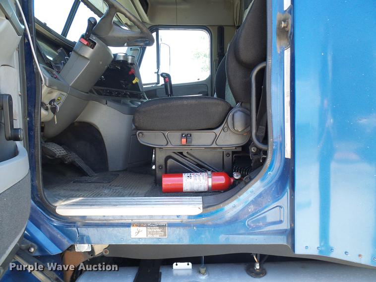 image for item DD8646 2005 Freightliner Columbia 120 semi truck