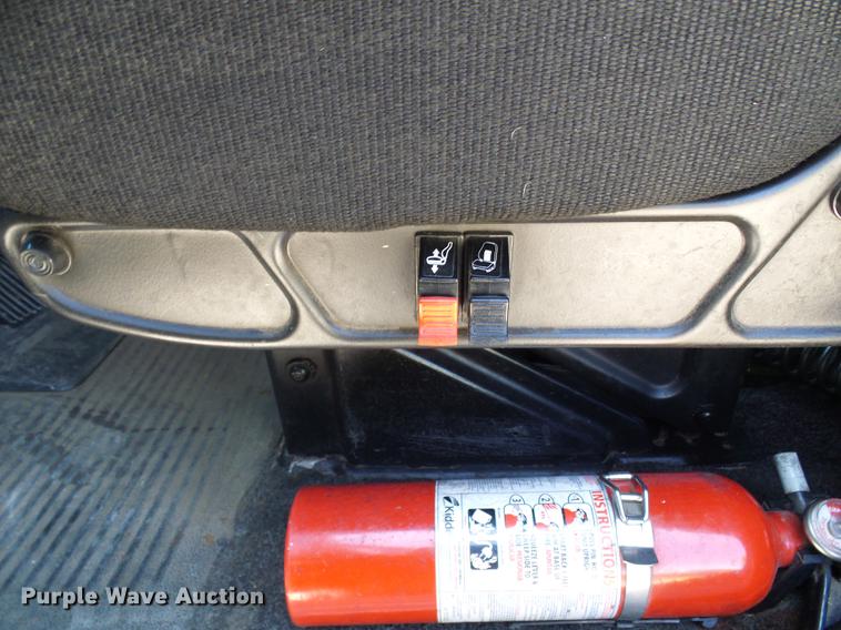 image for item DD8646 2005 Freightliner Columbia 120 semi truck