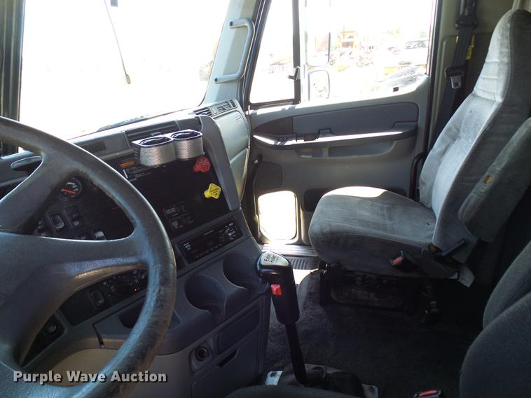 image for item DD8646 2005 Freightliner Columbia 120 semi truck