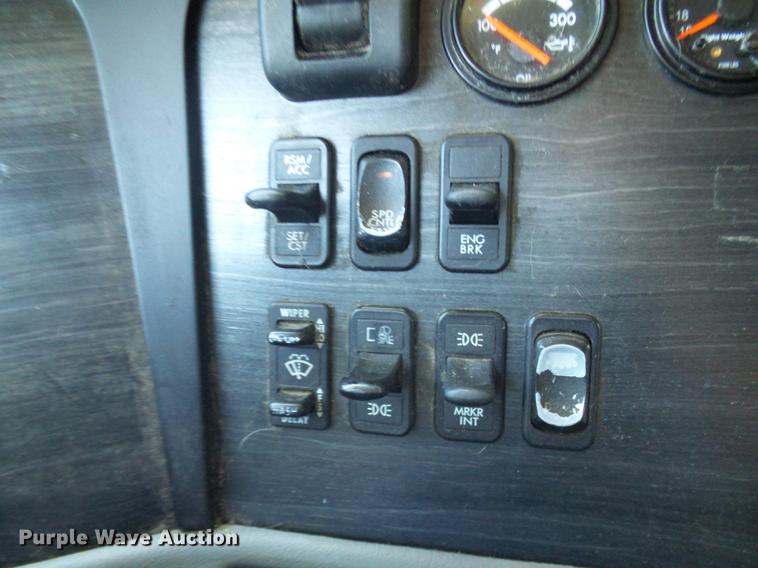 image for item DD8646 2005 Freightliner Columbia 120 semi truck