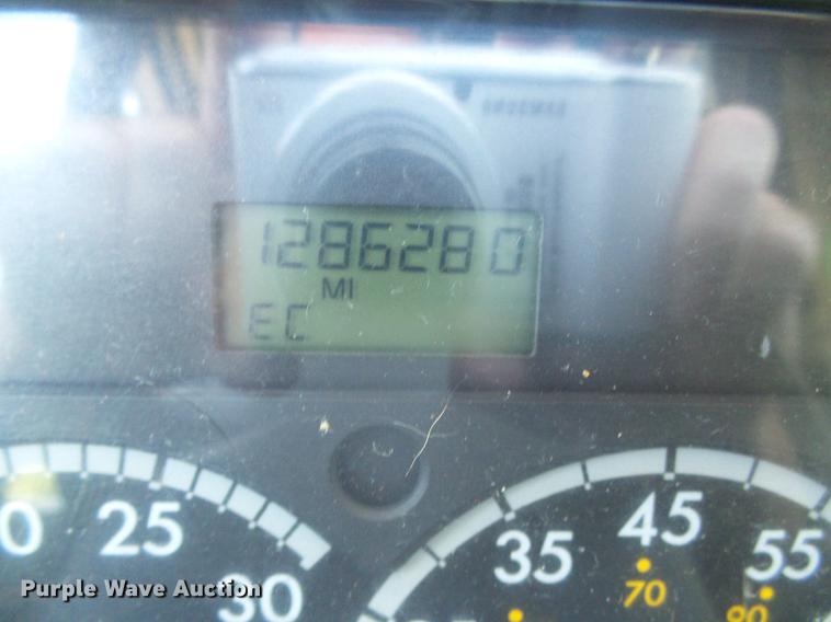 image for item DD8646 2005 Freightliner Columbia 120 semi truck