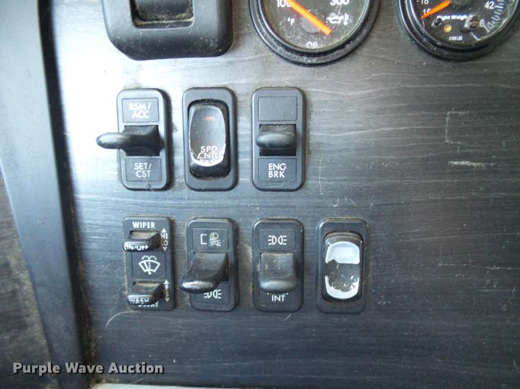 image for item DD8646 2005 Freightliner Columbia 120 semi truck