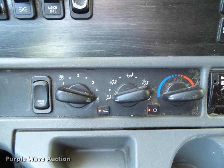 image for item DD8646 2005 Freightliner Columbia 120 semi truck