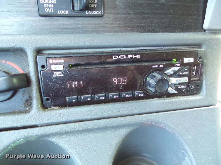 image for item DD8646 2005 Freightliner Columbia 120 semi truck