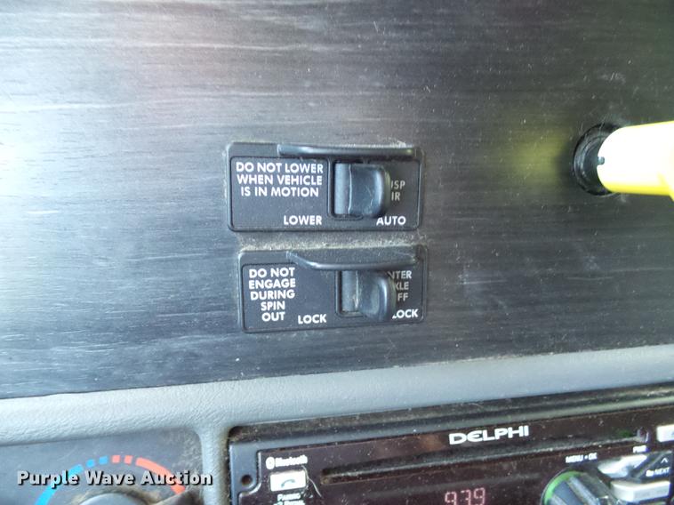 image for item DD8646 2005 Freightliner Columbia 120 semi truck