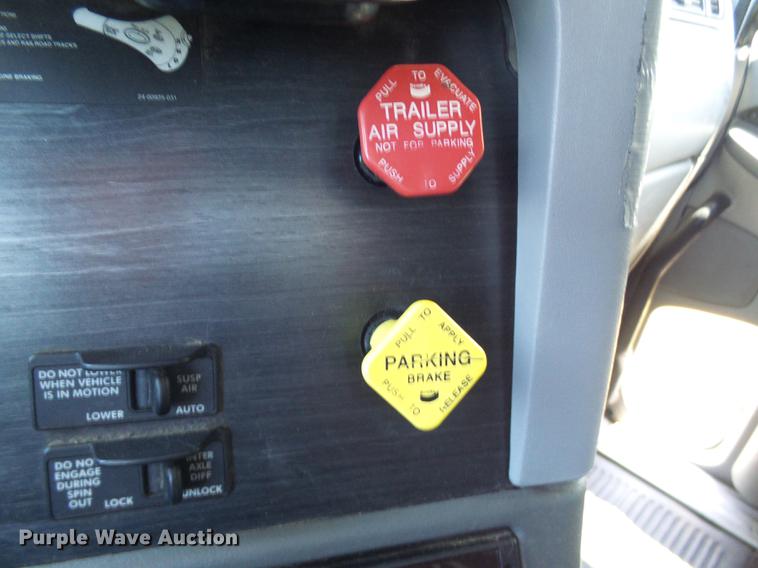 image for item DD8646 2005 Freightliner Columbia 120 semi truck