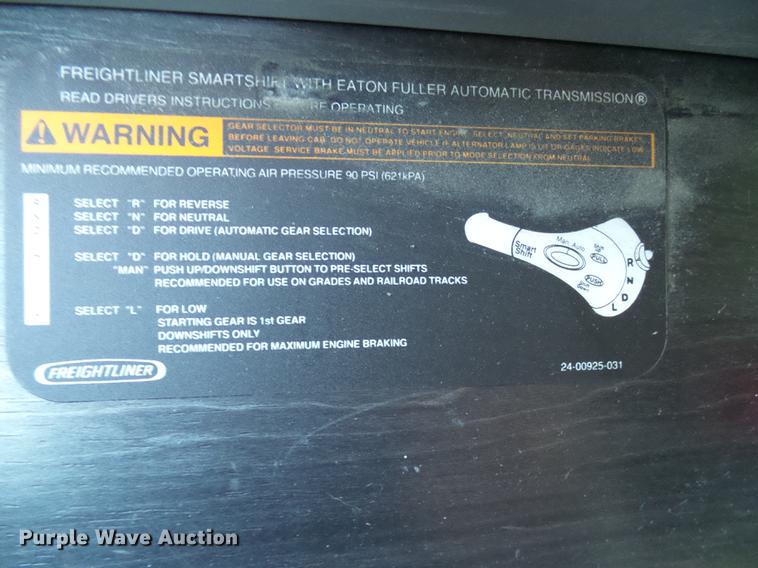 image for item DD8646 2005 Freightliner Columbia 120 semi truck