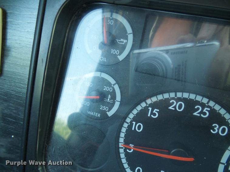 image for item DD8646 2005 Freightliner Columbia 120 semi truck