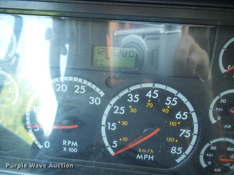 image for item DD8646 2005 Freightliner Columbia 120 semi truck