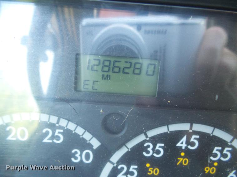 image for item DD8646 2005 Freightliner Columbia 120 semi truck