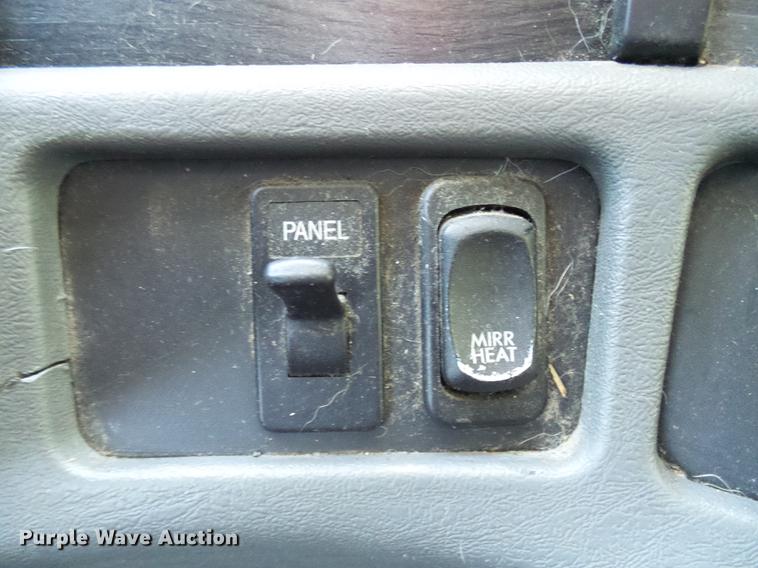 image for item DD8646 2005 Freightliner Columbia 120 semi truck