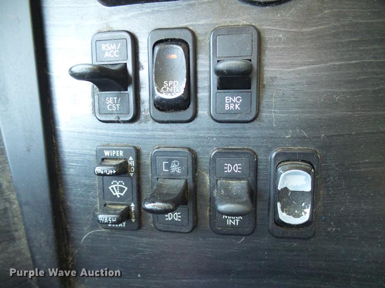 image for item DD8646 2005 Freightliner Columbia 120 semi truck