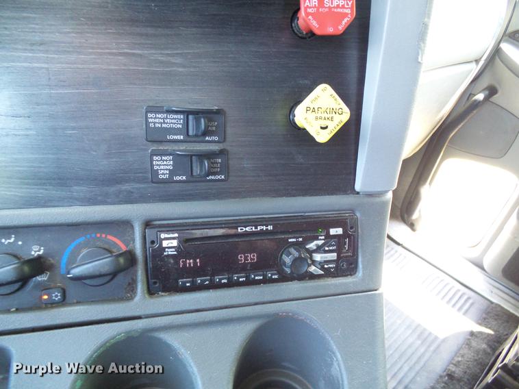 image for item DD8646 2005 Freightliner Columbia 120 semi truck