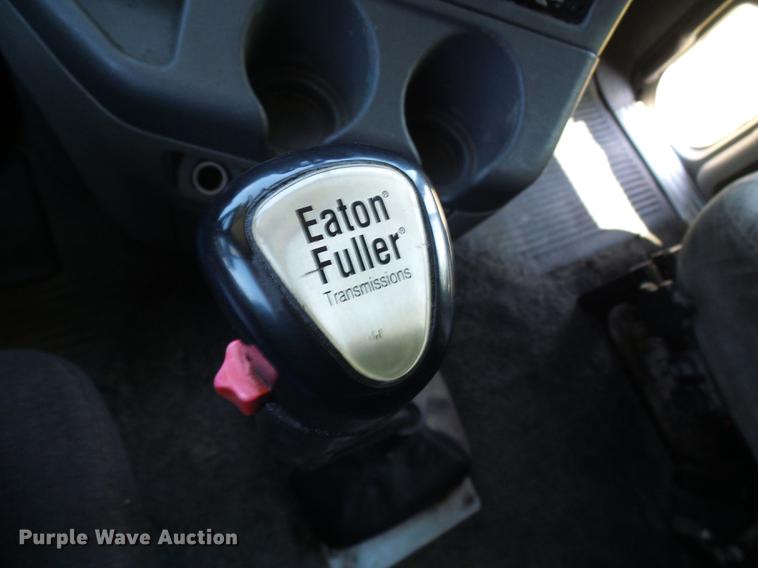 image for item DD8646 2005 Freightliner Columbia 120 semi truck