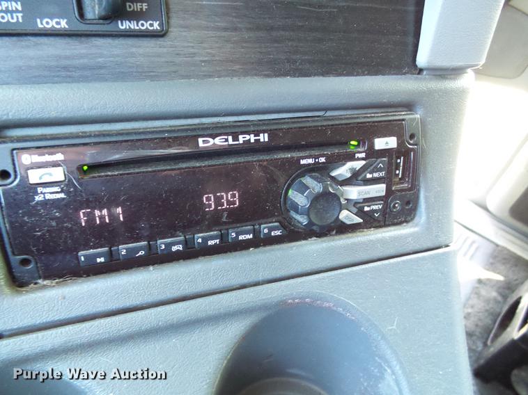 image for item DD8646 2005 Freightliner Columbia 120 semi truck