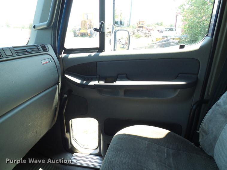 image for item DD8646 2005 Freightliner Columbia 120 semi truck