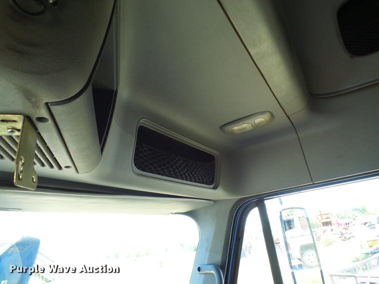 image for item DD8646 2005 Freightliner Columbia 120 semi truck