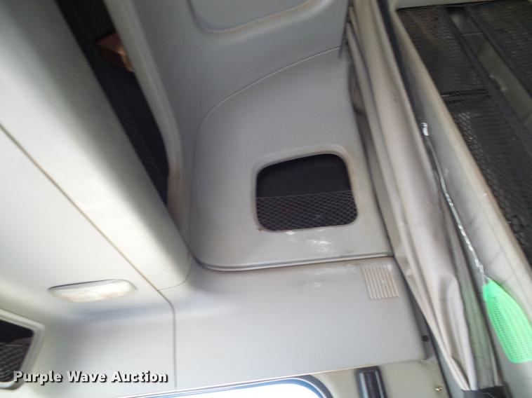 image for item DD8646 2005 Freightliner Columbia 120 semi truck