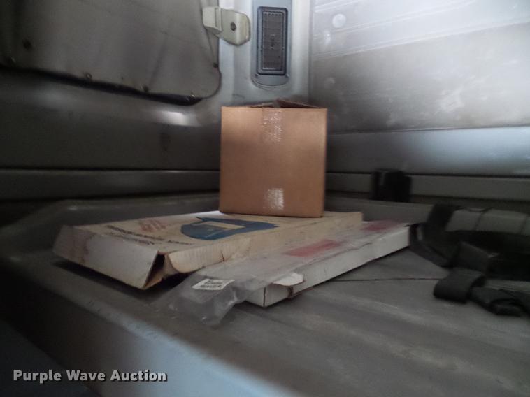 image for item DD8646 2005 Freightliner Columbia 120 semi truck