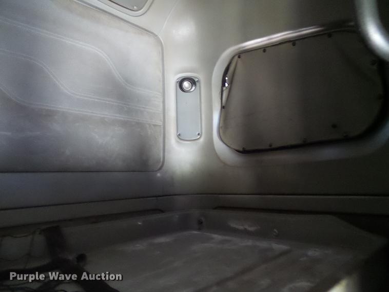 image for item DD8646 2005 Freightliner Columbia 120 semi truck