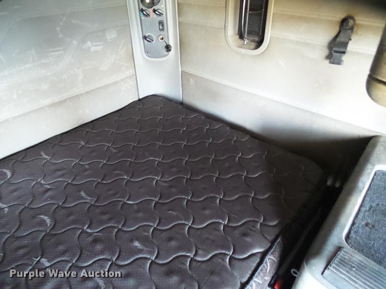 image for item DD8646 2005 Freightliner Columbia 120 semi truck