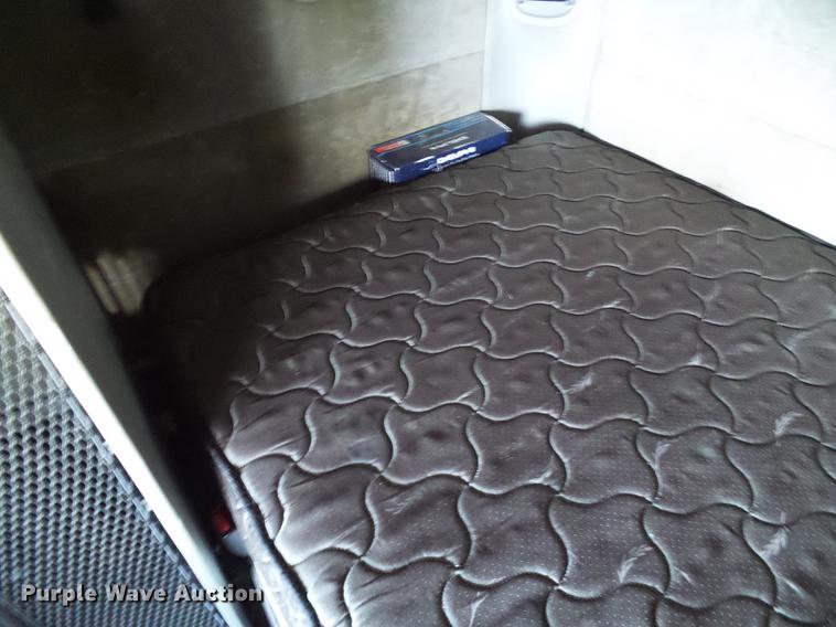 image for item DD8646 2005 Freightliner Columbia 120 semi truck