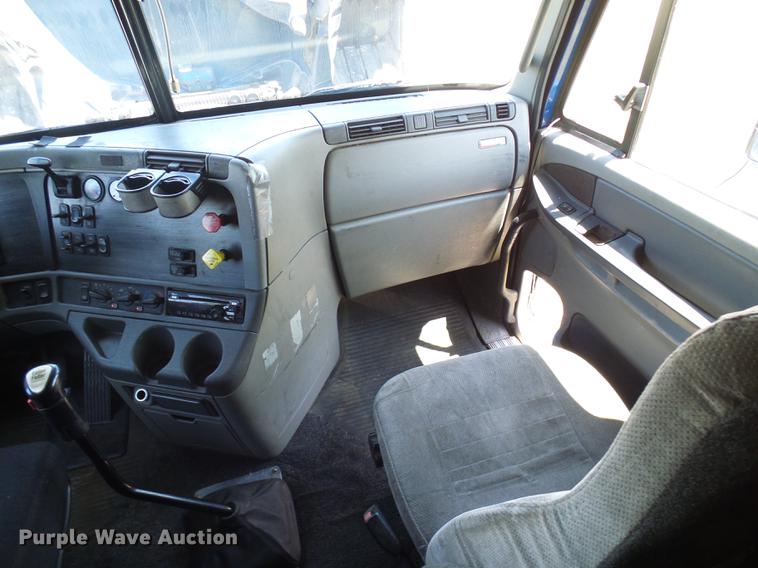 image for item DD8646 2005 Freightliner Columbia 120 semi truck