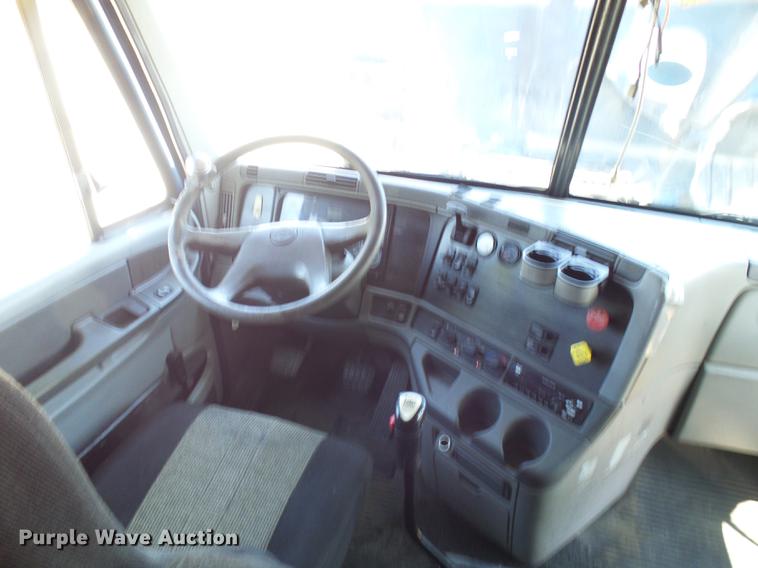 image for item DD8646 2005 Freightliner Columbia 120 semi truck