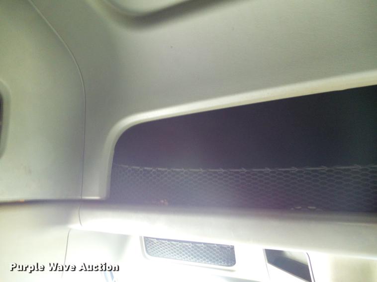 image for item DD8646 2005 Freightliner Columbia 120 semi truck