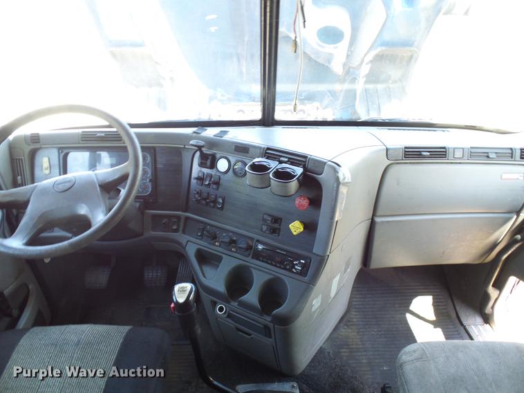 image for item DD8646 2005 Freightliner Columbia 120 semi truck