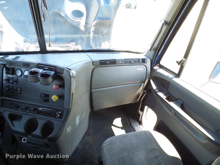 image for item DD8646 2005 Freightliner Columbia 120 semi truck