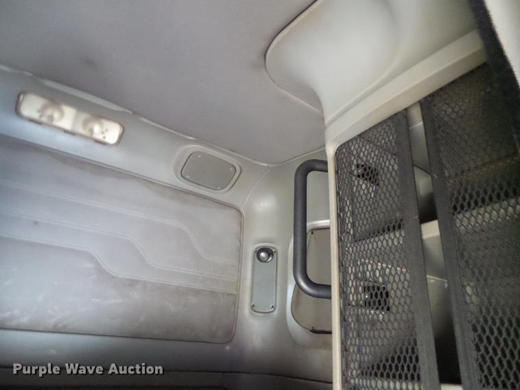 image for item DD8646 2005 Freightliner Columbia 120 semi truck