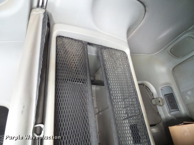 image for item DD8646 2005 Freightliner Columbia 120 semi truck