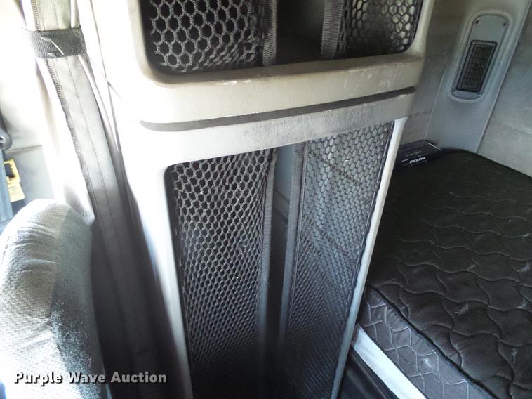 image for item DD8646 2005 Freightliner Columbia 120 semi truck