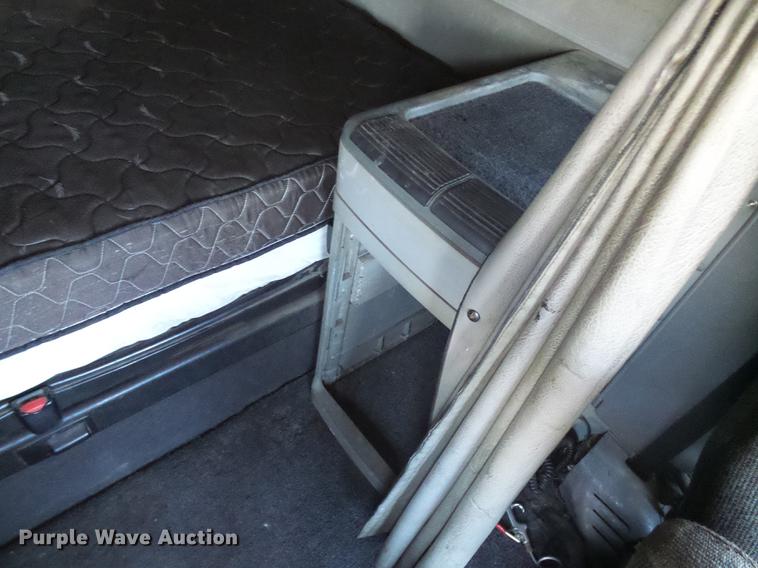 image for item DD8646 2005 Freightliner Columbia 120 semi truck