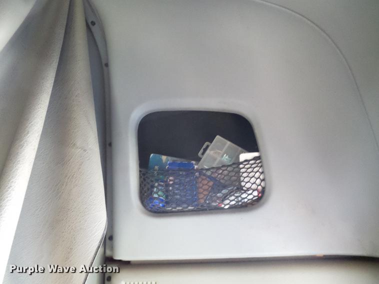 image for item DD8646 2005 Freightliner Columbia 120 semi truck