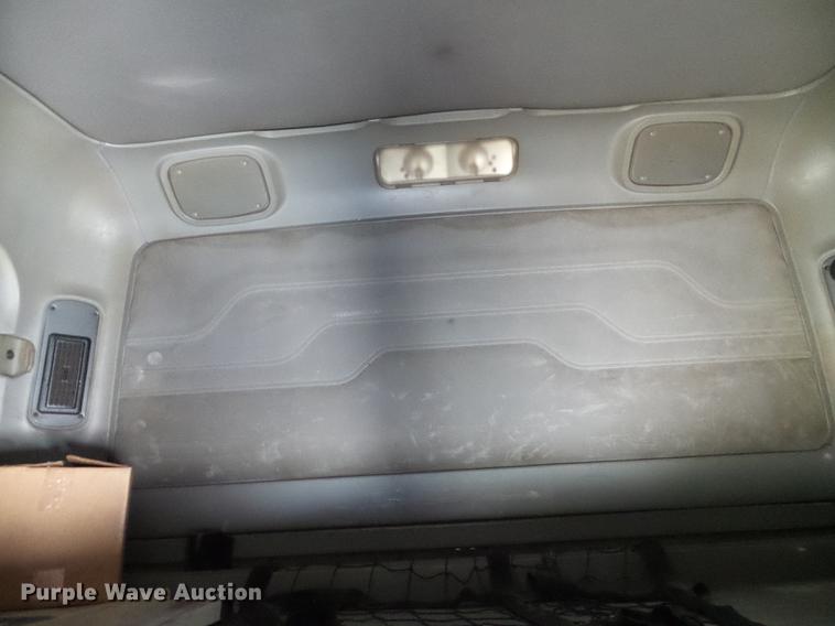 image for item DD8646 2005 Freightliner Columbia 120 semi truck