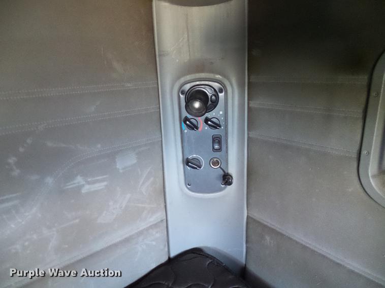 image for item DD8646 2005 Freightliner Columbia 120 semi truck