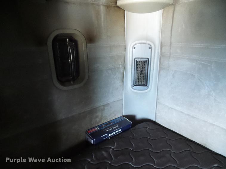 image for item DD8646 2005 Freightliner Columbia 120 semi truck