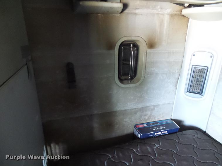 image for item DD8646 2005 Freightliner Columbia 120 semi truck