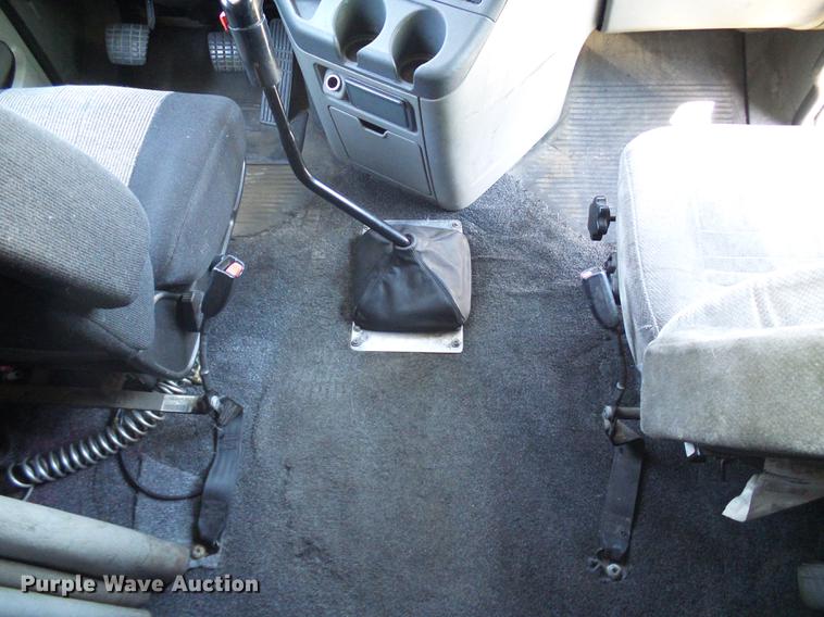 image for item DD8646 2005 Freightliner Columbia 120 semi truck